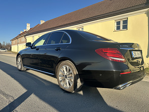 Mercedes-Benz E220 D 4Matic (3 foto / 7)