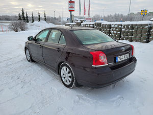 Toyota Avensis (2 foto / 9)
