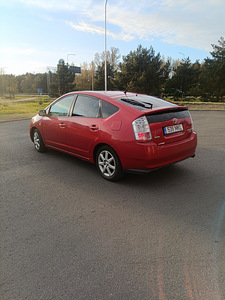 Toyota Prius (2 foto / 3)