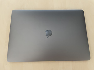 MacBook Pro 15" 2018 - i9/560X/32GB/1TB (2 foto / 3)