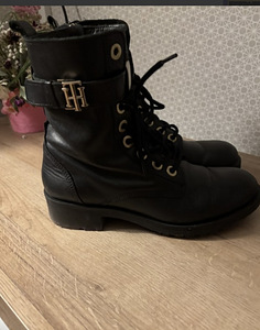 Tommy Hilfiger (3 фото из 4)