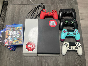 Playstation 4 + 4 консоли + 5 игр (1 фото из 3)
