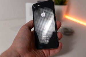 Apple iPhone 8 64 GB / Space Gray (8 foto / 8)