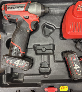 Milwaukee M12 CID + M12 CPD + 2 aku + laadija kohvris (2 foto / 3)