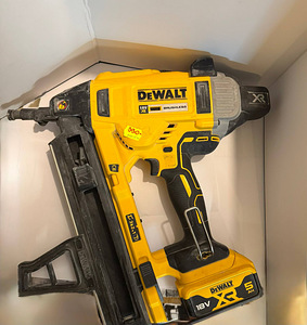 DeWalt DCN890 naelpüstol (1 foto / 2)