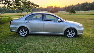 Toyota Avensis (2 foto / 11)