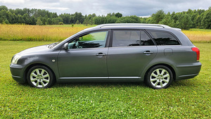 Toyota Avensis Executive (6 foto / 12)