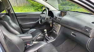 Toyota Avensis Executive (10 foto / 12)