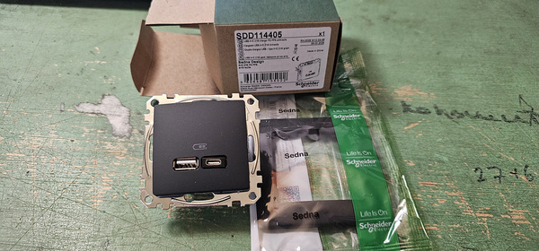 Schneider SEDNA USB ЗАРЯДНОЕ УСТРОЙСТВО A+C 3A 21W АНТРАЦИТ + рамка