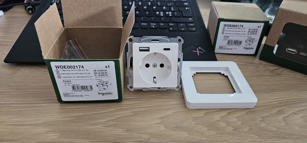 Schneider electric 220v + A+C pistikupesa valge + raam
