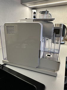 Kohvimasin Nespresso Lattissima One (4 foto / 4)