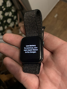 Apple Watch 4 40 мм (1 фото из 4)