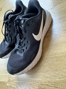 Laste Nike Revolution tossud, suurus 35,5, korralikud! (2 foto / 3)