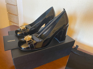 VERSACE VERNICE NERO-ORO LEATHER MEDUSA PUMPS (2 foto / 5)