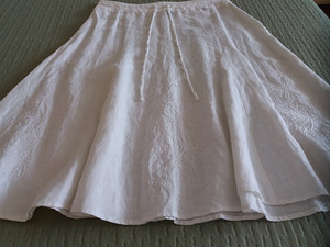 100% лён! Красивая юбка белого цвета, с вышивкой. Размер М,S