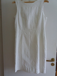 Платье белого цвета, рельефная ткань М / L.