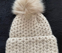 Теплая зимняя шапка с кисточкой