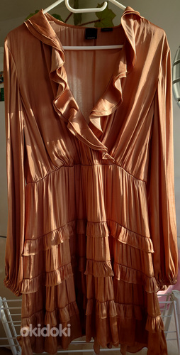 Золотое платье с рюшами Pinko на 38 размер. (фото #4)