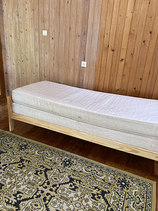 Кровать односпальная 90x200 и два матраса