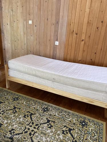 Кровать односпальная 90x200 и два матраса (фото #1)