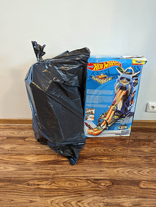 3 набора Hot Wheels + гусеницы + 3 машины. (6 фото из 6)
