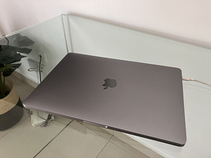Macbook Pro 13 - 2018 i5 - 8GB / 512GB Touch Bar (1 foto / 5)