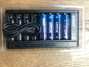 Зарядное устройство XTAR L8 - смешанная зарядка 1,5 В Li-ion (2 фото из 2)