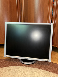 Lauaarvuti + monitor + kõrvaklapid + kõlarid + klaviatuur + (4 foto / 10)