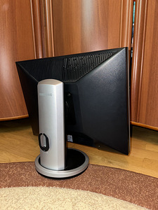 Lauaarvuti + monitor + kõrvaklapid + kõlarid + klaviatuur + (5 foto / 10)