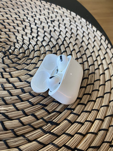 Оригинальные Airpods Pro (3 фото из 3)