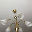 Kuldsete detailidega laelamp (foto #1)