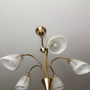 Потолочный светильник с золотыми деталями