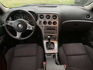 Alfa Romeo 159 Sportwagon 1,9 JTDM 110kw 2007a (12 foto / 15)