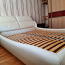 Светлая кожаная кровать, каркас кровати (фото #1)