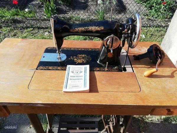 Старинную швейную машинку (фото #1)