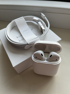 AirPods 2 (3 фото из 3)