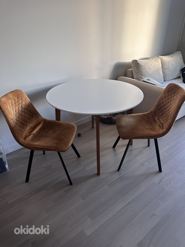Köögilaud ja kaks tooli