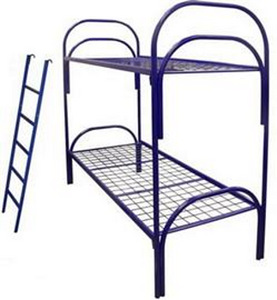 Двухярусные металлические кровати с лестницами и поручнями
