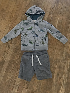 Приличная одежда для мальчика 4-5 лет (3 фото из 5)