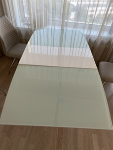 Valge klaasist söögilaud (5 foto / 5)