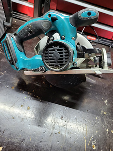 Makita akuketassaag DSS610 (3 foto / 3)
