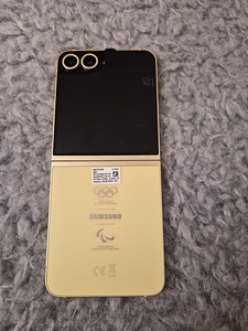 Samsung Galaxy Flip 6 (7 foto / 7)