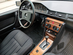 Mercedes-Benz 300D автомат 1988 (11 фото из 13)