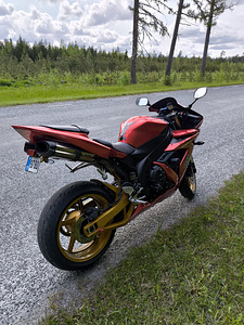 Yamaha YZF-R1 2005 (3 foto / 5)