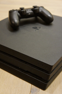 Sony PlayStation 4 pro 1TB (3 foto / 3)