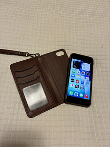 iPhone SE 2022 (2 foto / 8)
