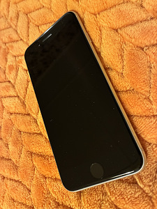 iPhone SE 2022 (3 foto / 8)