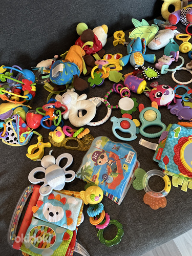 Большое количество детских игрушек и погремушек (фото #2)