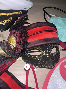 Erinevad maskid ja kostüümid Halloweeni ja teemapidude jaoks (2 foto / 10)