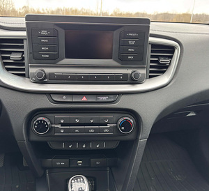 Kia Ceed (13 foto / 13)